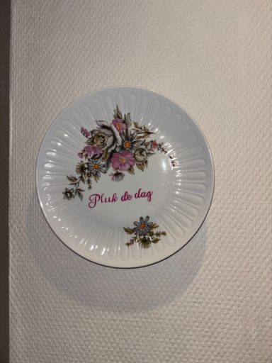 Wandbord met tekst en bloemen Witte schotel met kleurrijke bloemen en de tekst "Good to be".